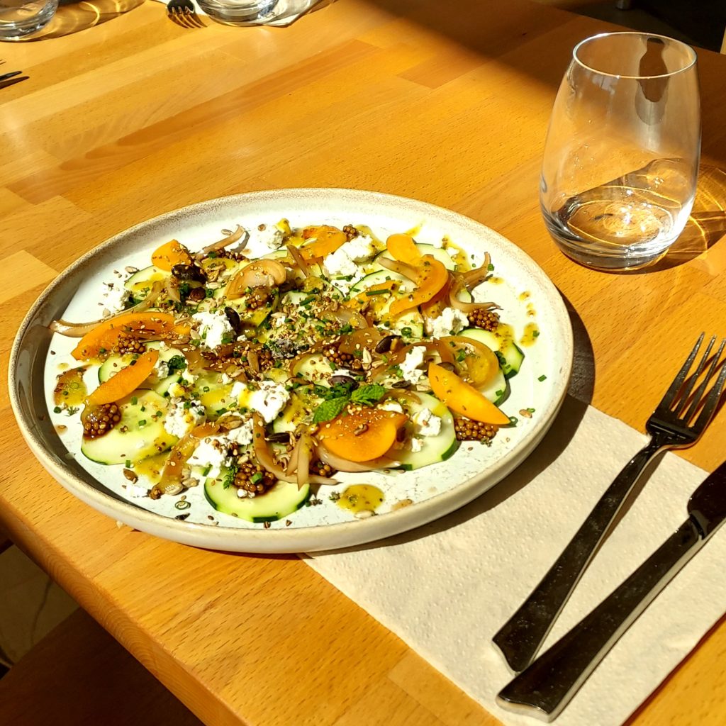 SALADE DE CONCOMBRE, FÊTA, ABRICOT, PICKLES D’OIGNON, CAVIAR DE MOUTARDE ET GRAINES TORRÉFIÉES